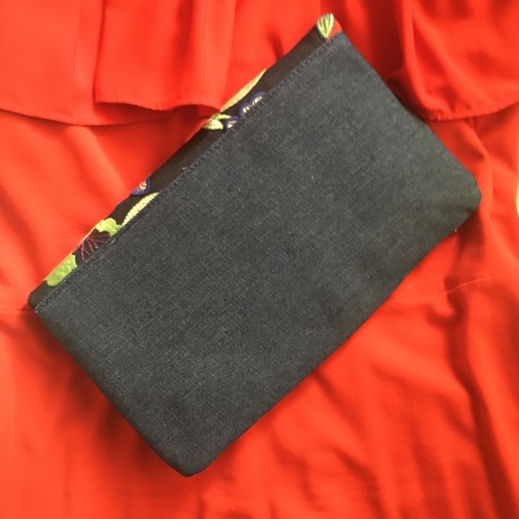 GIA Floral Embroidery Clutch Bag - Picture 5 of 5